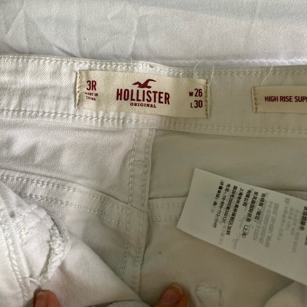 Cute white Hollister ripped jeans - Picture 2 of 4